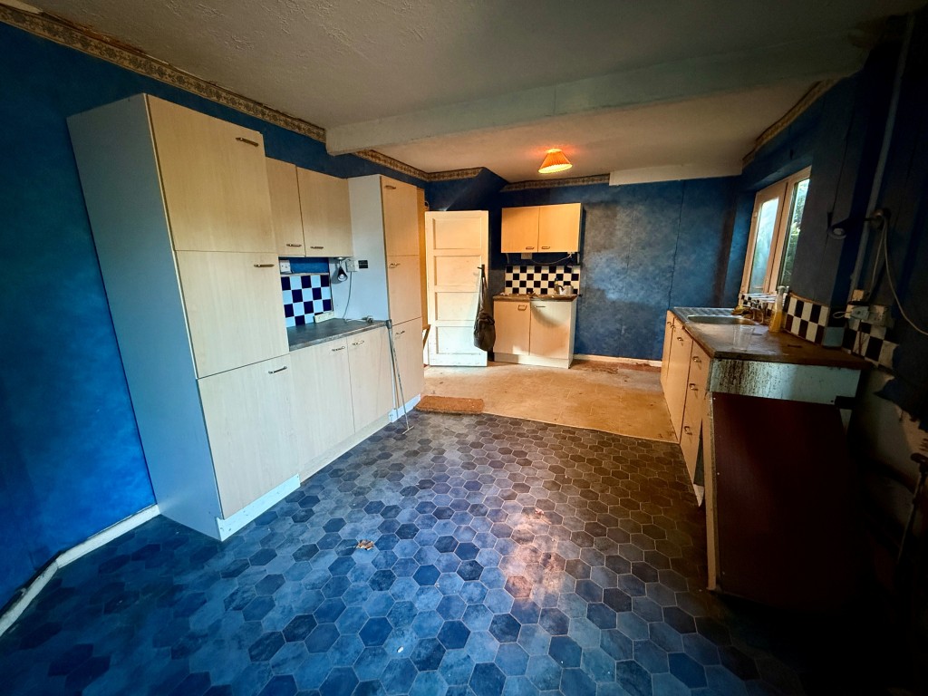 Lot: 217 - MID-TERRACE HOUSE FOR IMPROVEMENT - Kitchen/dining room